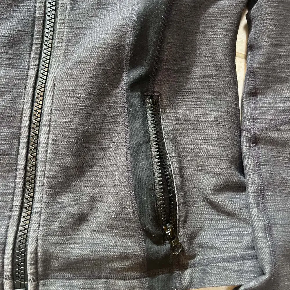 Lululemon Define Jacket Heathered Black Slub Denim / Tonka Stripe size 8 - Picture 8 of 8